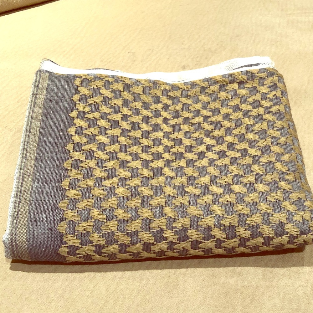 Gray/tan keffiyeh scarf